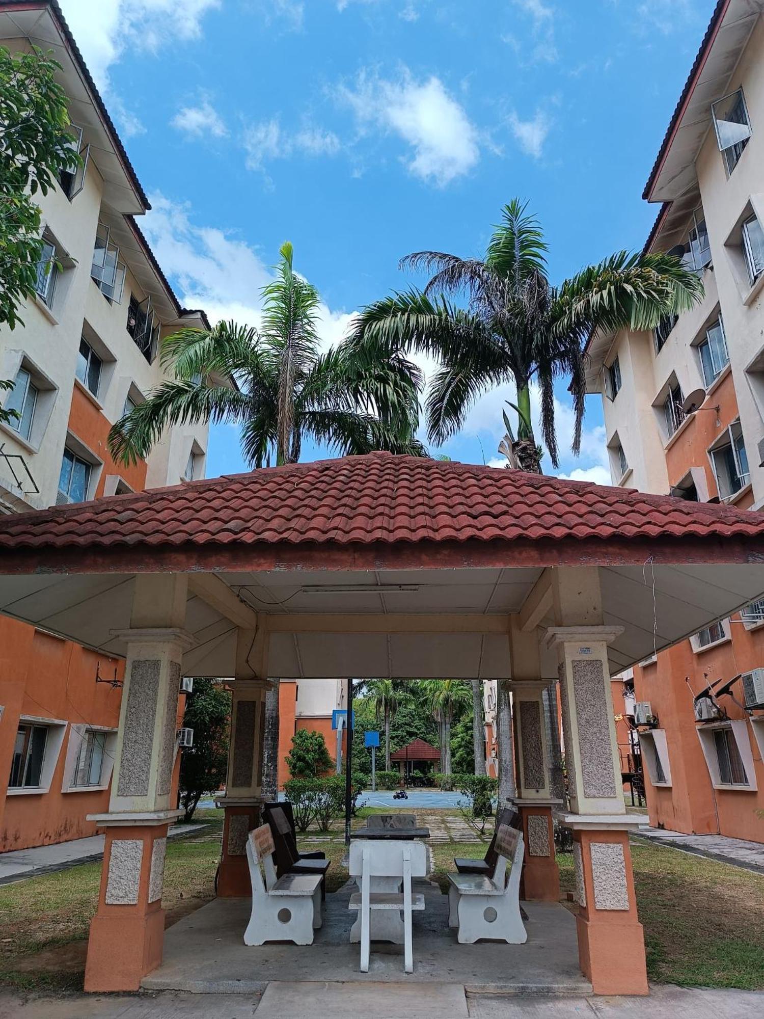 M.Fr Homestay Pangsapuri Putra Damai Путраджая Екстериор снимка